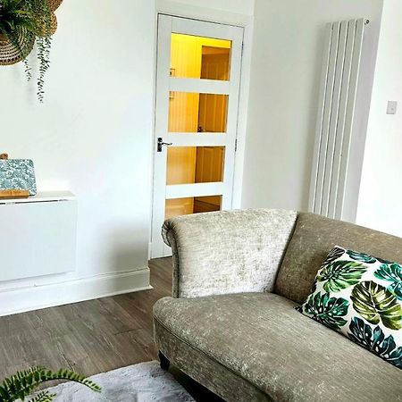 The Ferns - Shared Garden Apartment With Parking Darvel Buitenkant foto