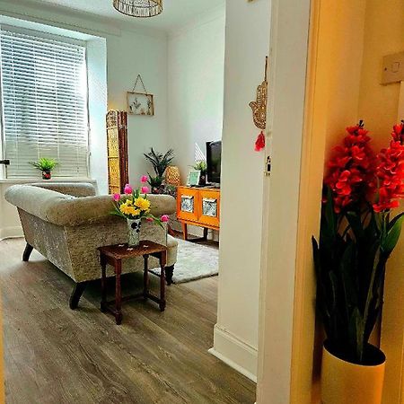 The Ferns - Shared Garden Apartment With Parking Darvel Buitenkant foto