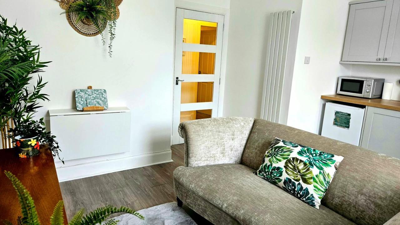 The Ferns - Shared Garden Apartment With Parking Darvel Buitenkant foto