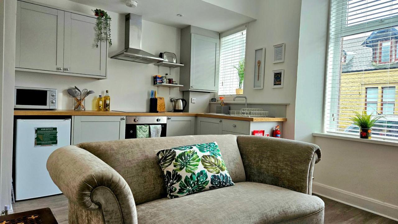 The Ferns - Shared Garden Apartment With Parking Darvel Buitenkant foto
