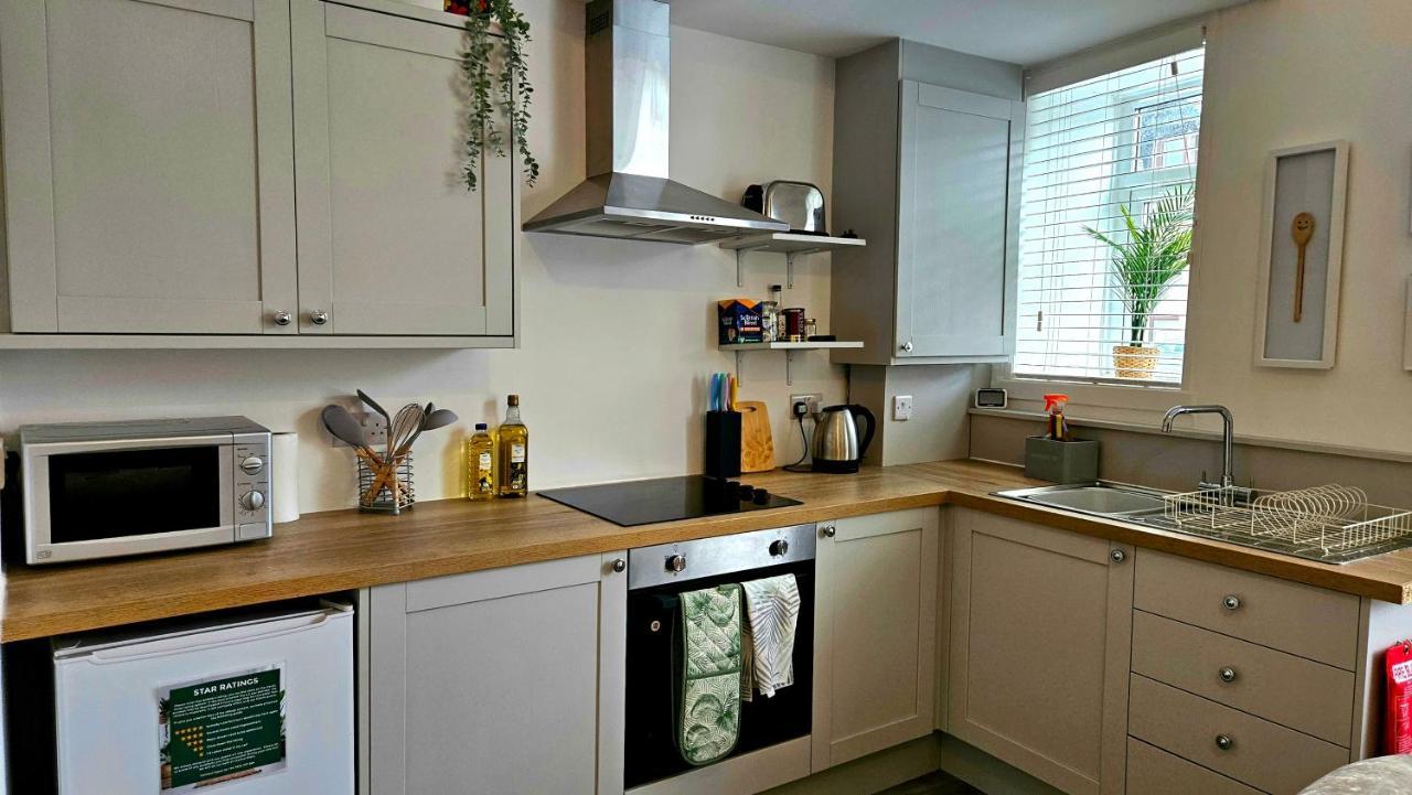 The Ferns - Shared Garden Apartment With Parking Darvel Buitenkant foto