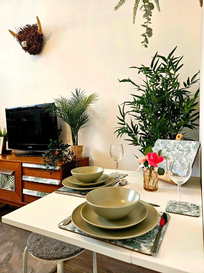 The Ferns - Shared Garden Apartment With Parking Darvel Buitenkant foto