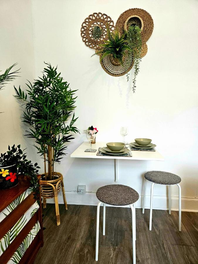 The Ferns - Shared Garden Apartment With Parking Darvel Buitenkant foto