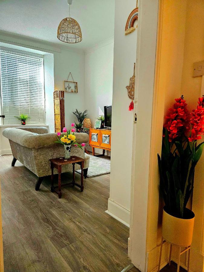 The Ferns - Shared Garden Apartment With Parking Darvel Buitenkant foto